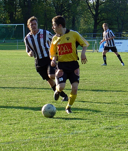 2004_0512_01.jpg - Arboga Södras mittfältare nr.29 Tomas Giourgas kontrollerar var han har sin motståndare innan han skall vända upp med bollen.